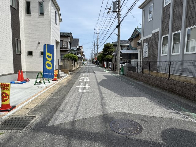 松戸市古ケ崎３丁目新築戸建【古ヶ崎小学校：9分】の前面道路含む現地写真|東側前面道路・幅員約6ｍ