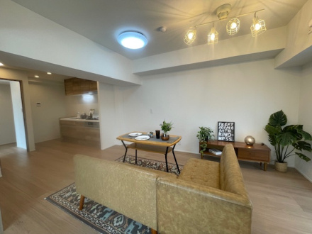 プレジデント９８の居間・リビング|13帖のゆったりとしたリビングです