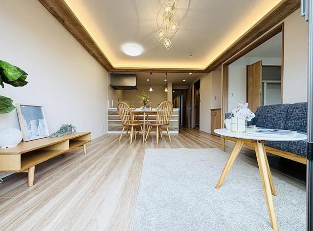 コープ野村夏見５号棟の居間・リビング|こちらのリビングで趣味の時間をお楽しみください