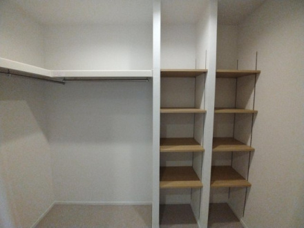 サンライトパストラル五番街Ｂ棟の収納|収納豊富なウォークインクローゼット付き