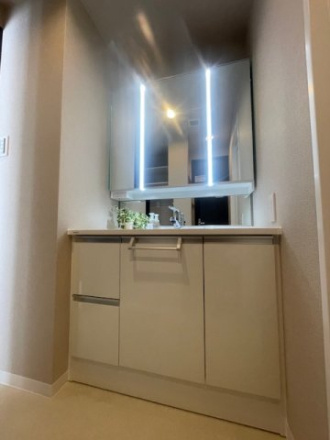 ロータリーパレス浦和西の独立洗面台|三面鏡と収納が便利な洗面化粧台