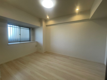 ロータリーパレス浦和西の洋室|玄関入って左側の広い洋室7.1帖