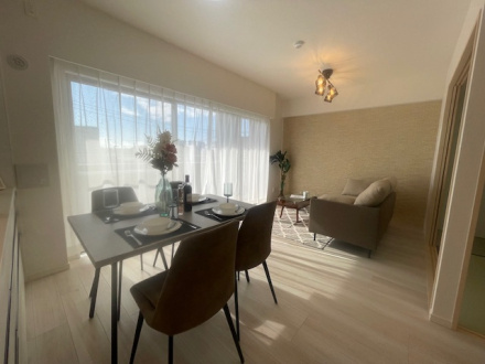 ロータリーパレス浦和西の居間・リビング|南西向きの窓が大きく明るいリビング