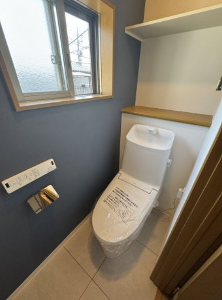 久喜市本町二丁目戸建のトイレ|落ちついた色調のトイレです