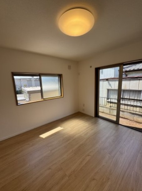 久喜市本町二丁目戸建の居間・リビング|二面採光の明るいリビングでくつろぎの時間をお楽しみください