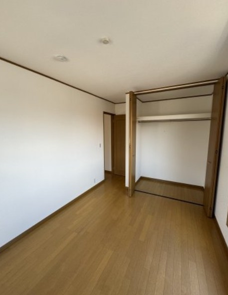久喜市本町二丁目戸建の洋室|クローゼットが大きな洋室です
