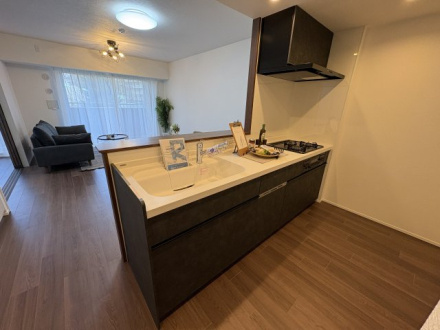 リビオ浦和領家のキッチン|大きな冷蔵庫も置けるゆとりの広さ。美しく強い人工大理石シンク