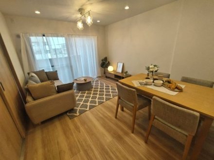 グリーンミユキ川口元郷の居間・リビング|ゆったりとした13.3帖のリビングです