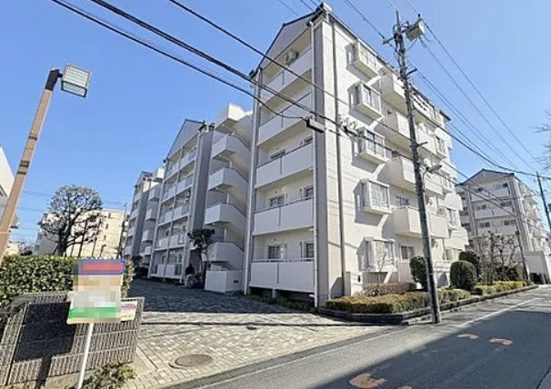 アミティ三郷早稲田6-1-2号棟の外観|南西向きにつき日当り良好
スーパーやコンビニが近く、買い出し便利です