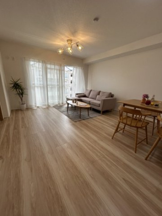 アミティ三郷早稲田6-1-2号棟の居間・リビング|ゆったり過ごせる14.2帖のリビングです