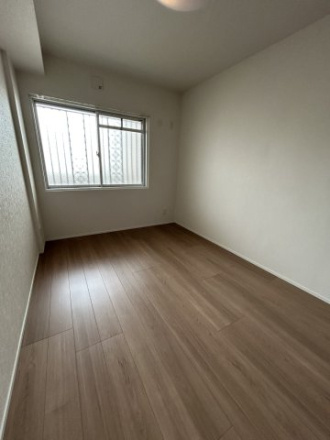 アミティ三郷早稲田6-1-2号棟の洋室|綺麗なフローリングの洋室です