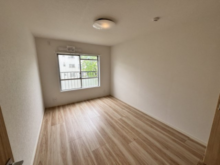 船橋ハイツ６号棟の洋室|明るい洋室です