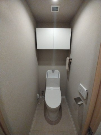 エンゼルハイム浦和中尾のトイレ|落ち着いた色調のトイレです
便利な棚があります