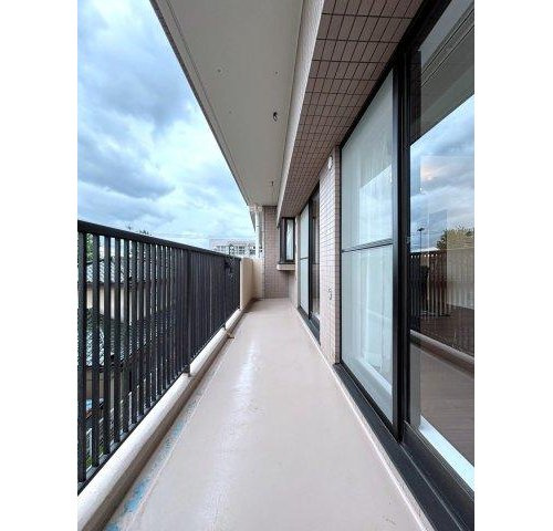 ライオンズシティ春日部のバルコニー|暖かな日差しのふりそそぐバルコニー