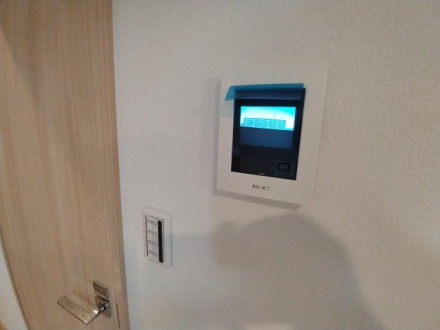 草加松原ハイツＡ棟の防犯設備|テレビモニター付きインターホンです