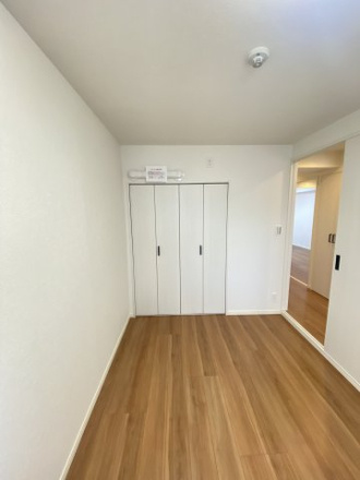 エンゼル川口グリーンハイツの洋室|収納豊富でゆったりした洋室です