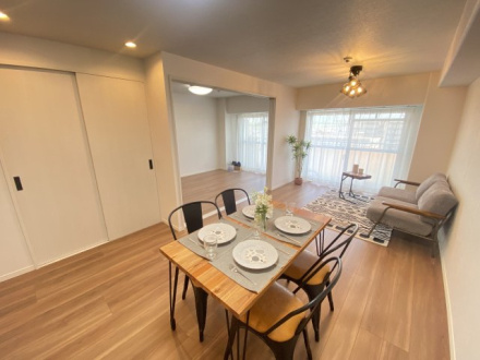 エンゼル川口グリーンハイツの居間・リビング|約14.2帖のリビングです