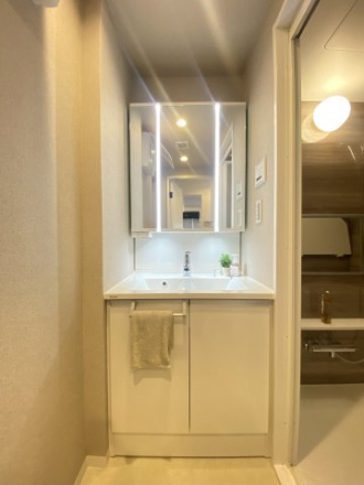 エンゼル川口グリーンハイツの独立洗面台|朝の支度にも助かる、独立の洗髪洗面化粧台