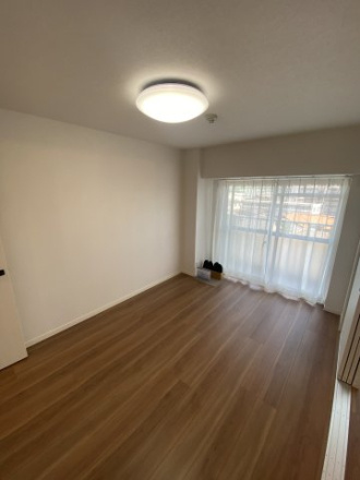 エンゼル川口グリーンハイツの洋室|バルコニーと繋がっている洋室です