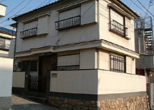 岡本８丁目貸家のエントランス