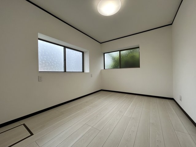 岡谷市川岸中一丁目　中古戸建の洋室