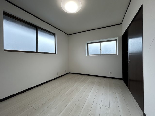 岡谷市川岸中一丁目　中古戸建の洋室