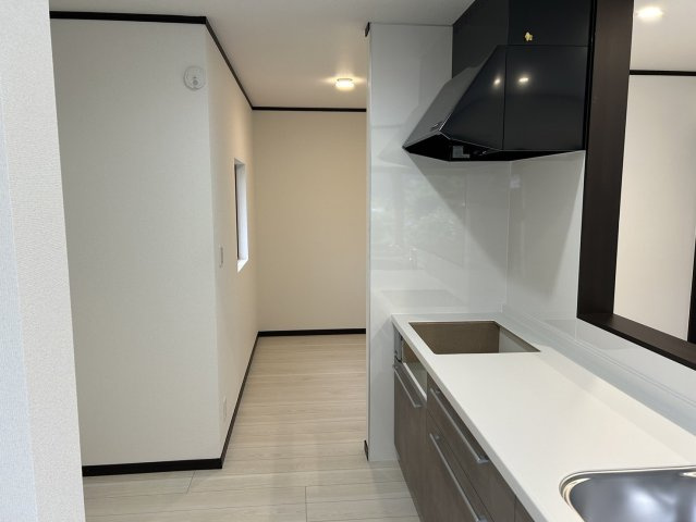 岡谷市川岸中一丁目　中古戸建の収納|キッチン奥にはパントリースペースがあります。