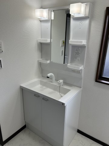 岡谷市川岸中一丁目　中古戸建の独立洗面台