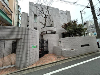 【外観】 | 庭や車庫を設けた余裕ある設計の大型邸宅！