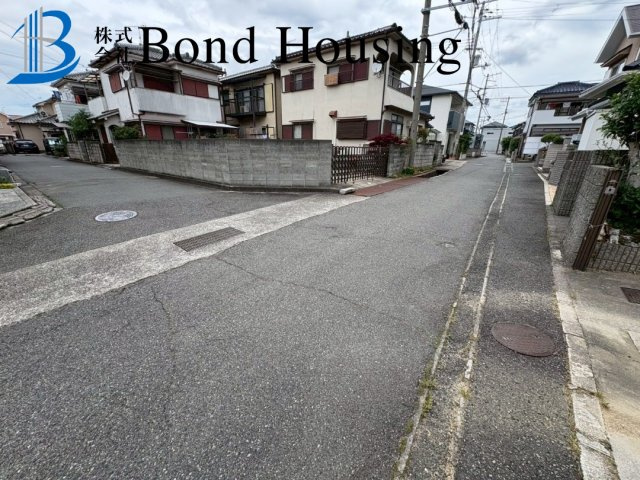 オール電化住宅・全室収納付き・魚住町清水　築29年の前面道路含む現地写真