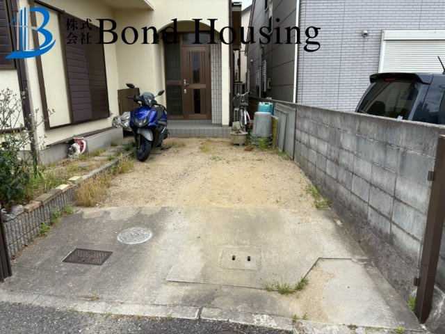 オール電化住宅・全室収納付き・魚住町清水　築29年の駐車場