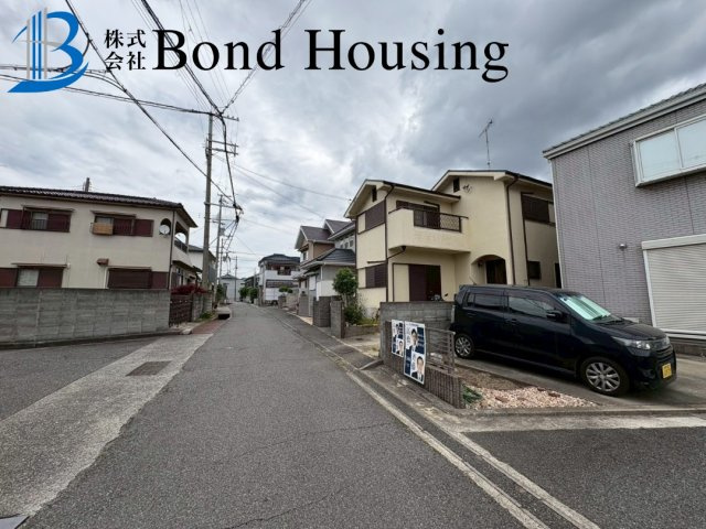 オール電化住宅・全室収納付き・魚住町清水　築29年の前面道路含む現地写真