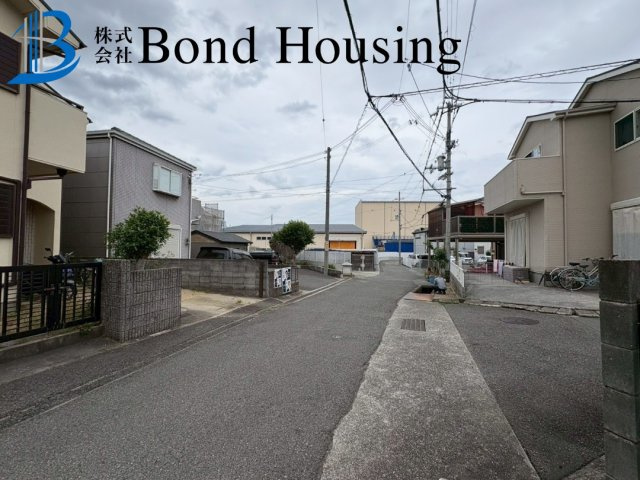 オール電化住宅・全室収納付き・魚住町清水　築29年の前面道路含む現地写真