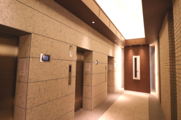 【その他共用部分】 | 【エレベーターホール】エレベーターは、非常用を含めて全部で3基ございます！