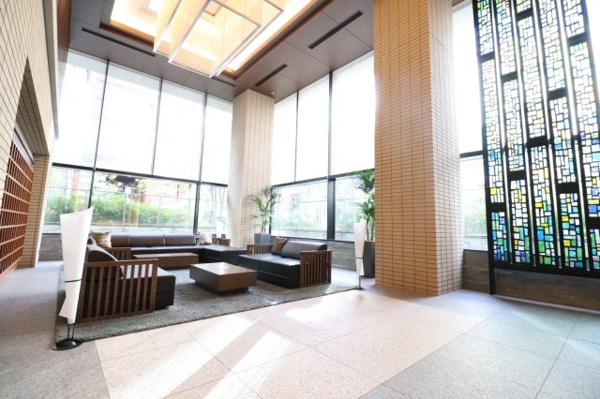 【ロビー】 | 【オーナーズラウンジ】風格を湛えた包容空間。天井高約6ｍ、二層吹き抜けの厳かなラウンジです！