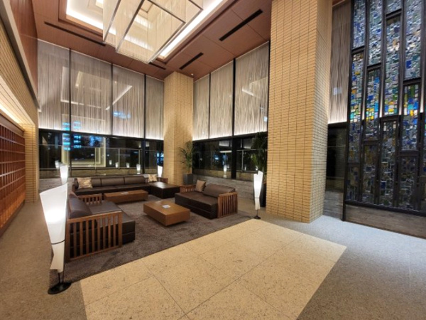 【ロビー】 | 【オーナーズラウンジ】品格溢れる2段の折上天井。石貼りのフロアやタイル貼りの壁が上品な印象。