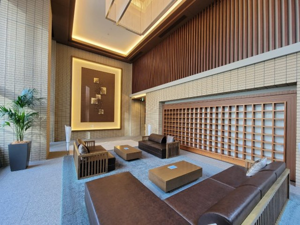 【ロビー】 | 【オーナーズラウンジ】モダンでアーティスティックなラウンジです。ブラウン基調の上品なインテリア。