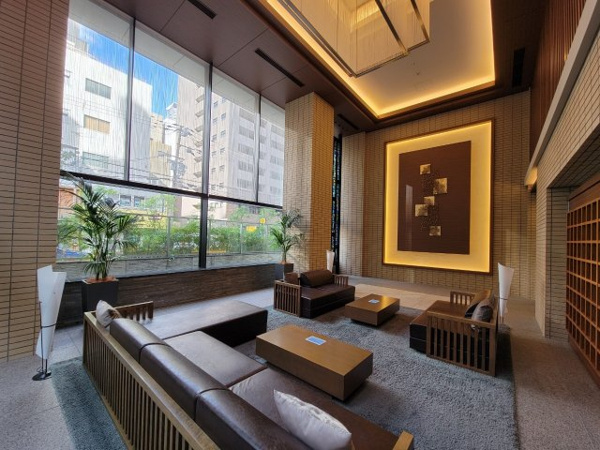 【ロビー】 | 【オーナーズラウンジ】厳かな雰囲気の中に、木製のルーバーや格子壁の意匠が和らぎを添えます。