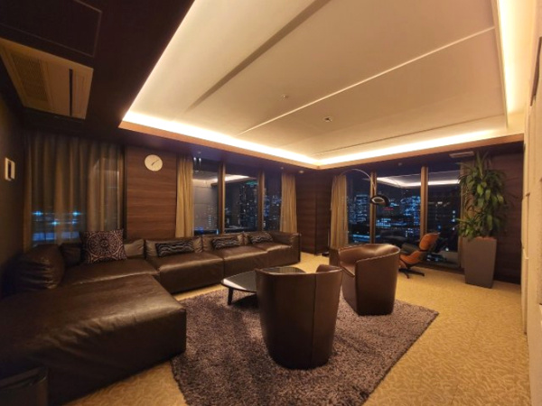 【ロビー】 | 【スカイラウンジ】息をのむような、梅田方面のダイナミックな眺望。別世界のようなラグジュアリー感！