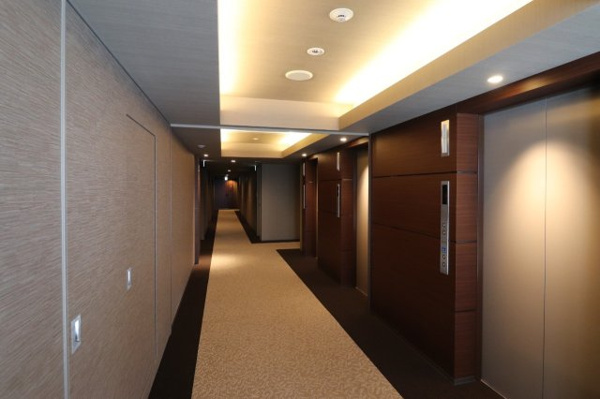 【その他共用部分】 | 【内廊下／エレベーターホール】外からの視線が届かない、安心の内廊下設計です！天候にも左右されず快適！