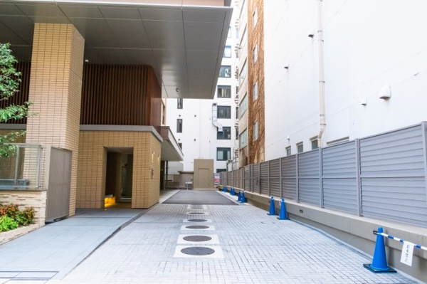【駐車場】 | 【敷地内駐車場】パーキング出入口です。バイクや自転車とは動線を分けてあり、敷地内を安全に通行可能！