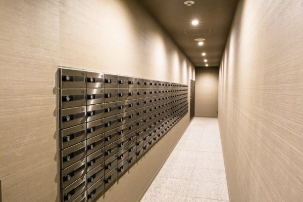 【設備】 | 【メールコーナー】シンプルで使い勝手の良い郵便受けです！隣に宅配ボックスもございます！