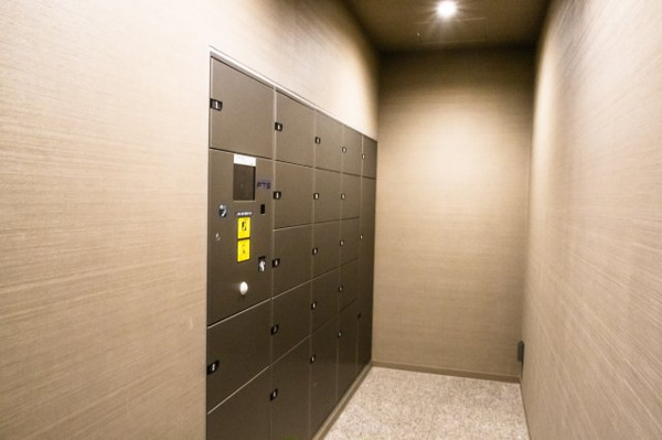 【設備】 | 【宅配ボックス】大小さまざまなサイズに対応！宅配時間を気にせずお出かけいただけます！