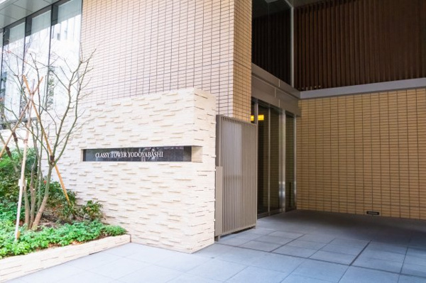  | 【エントランス外観】洗練と風格。足元から気品が立ちのぼる石貼りに、重厚美を醸し出す表情豊かな外壁。