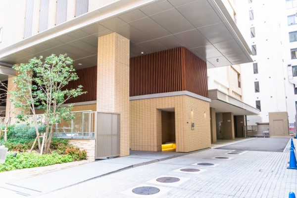  | 【車寄せ】屋根付きの車寄せを完備！同乗者の乗り降りや、荷物の積み下ろしにも便利です！