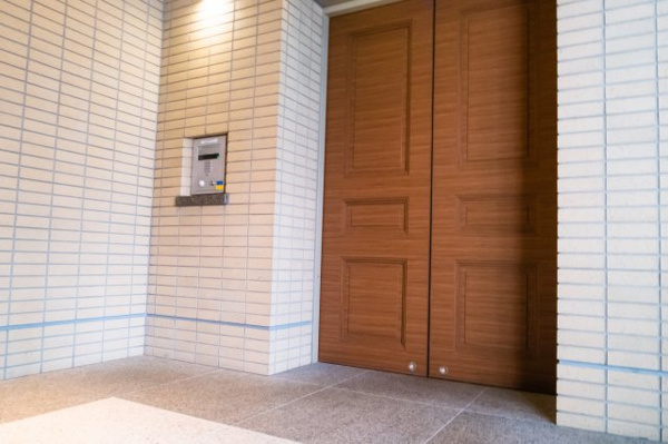 【エントランス】 | 【風除室】重厚な扉が印象的。もちろんオートロックです！強固なセキュリティで安心！