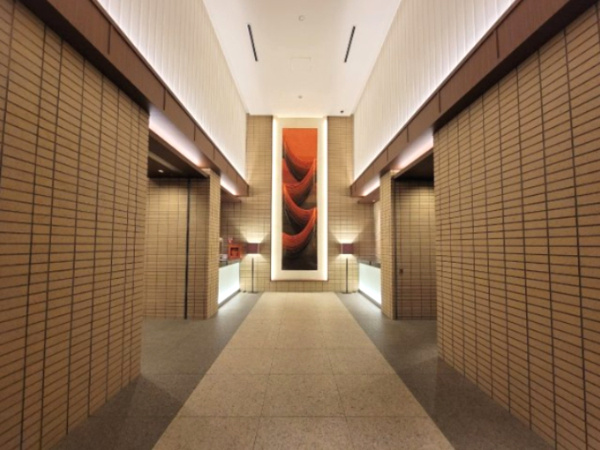 【エントランス】 | 【エントランスホール】伸びやかな吹き抜けです。幽玄な空間に、心地よさを醸成するアート。