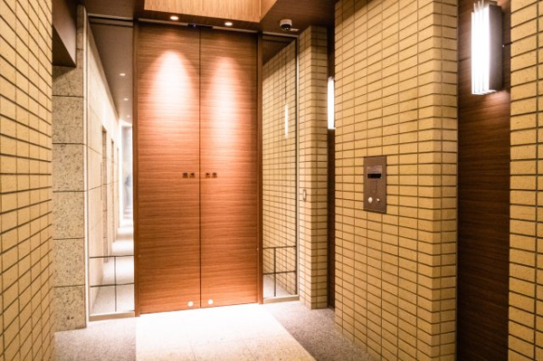【エントランス】 | 【エレベーターホール出入口】光を巧みに操る、船場モダニズムに倣う。ホテルライクでエレガントな内装です。