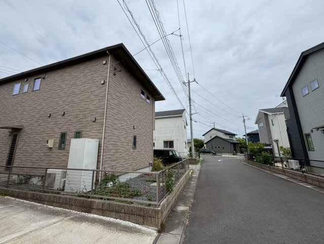 ひたちなか市大字足崎　オール電化住宅の前面道路含む現地写真