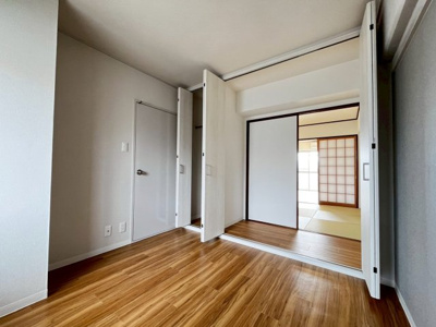 【洋室】 | 狭山ハウス２号棟 | 洋室と和室の間の収納スペースは両部屋から取り出し可能です♪